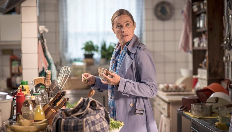 Christine (Karoline Eichhorn) hat sich über den Pfarrer geärgert und flieht vor den ganzen Familienwirren zu einer ornithologischen Exkursion. Sollen die anderen grad selber sehen, wer bei der Hochzeit die Orgel spielt! – Bild: SWR/​Fortune Cookie/​Boris Laewen