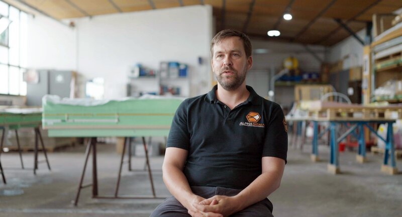 MDR FERNSEHEN ZWICKAU – KOMPLEX, „Stadt, Land, Auto – Ab 17.11.2026, 20:15 Uhr in der ARD-Mediathek“, am Mittwoch (18.11.2026) um 20:15 Uhr. Fabian Liesch, Chef der „alpha-Sigma“ – Bild: MDR/Thomas Keffel MDR FERNSEHEN ZWICKAU – KOMPLEX, „Stadt, Land, Auto – Ab 17.11.2026, 20:15 Uhr in der ARD-Mediathek“, am Mittwoch (18.11.2026) um 20:15 Uhr. Fabian Liesch, Chef der „alpha-Sigma“ – Bild: MDR/Thomas Keffel