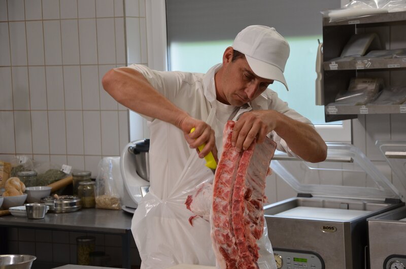 Anton Donnerer beim Zerlegen von einem Fleischstück – Bild: ServusTV /​ Thomas Weidinger /​ Degn Film
