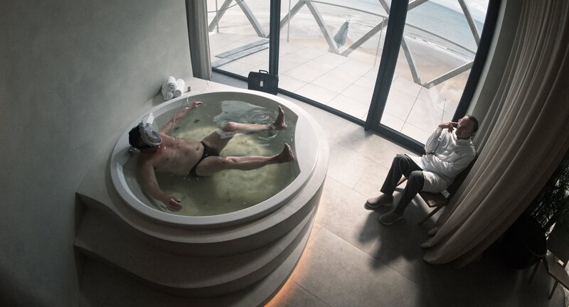 Chefarzt Mangerius (Peter Kurth, li.) entspannt im Floating-Becken – Bild: ARD Degeto Film/​hr/​Radio Bremen/​Kleine Brüder GmbH/​Ostkreuz/​David Luther (Repro)