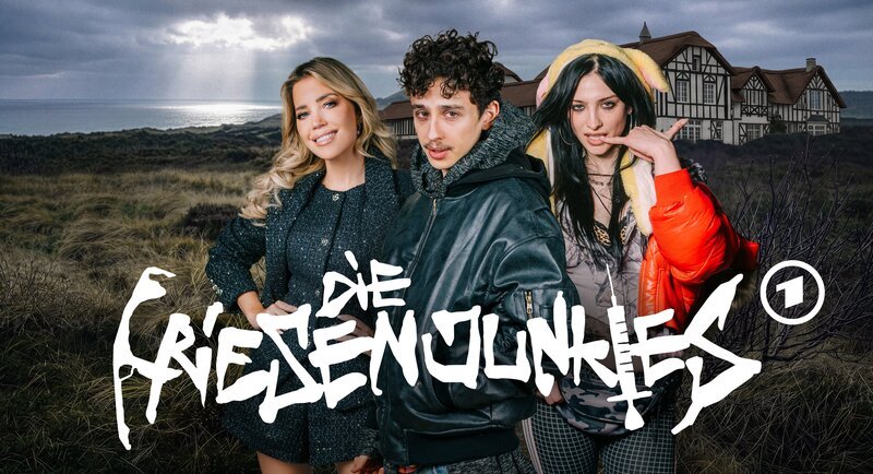 Hollywood trifft auf deutsche Publikumslieblinge: Die neuen fiktionalen Serien-Highlights der ARD Mediathek reichen von Impro-Dramedy und Mystery-Thriller bis zur Mockumentary. Ob große Gefühle, dunkle Geheimnisse oder gesellschaftspolitische Stoffe – die neue Seriensaison bietet Geschichten so vielfältig wie ihre Stars. Im Bild: Keyvisual „Die Friesenjunkies“ – Businessfrau Madison (Sylvie Meis), Falko (Shadi Eck) und Holly (Lera Abova). – Bild: ARD Degeto Film/​hr/​Radio Bremen/​Kleine Brüder GmbH/​Ostkreuz/​Tobias Kruse