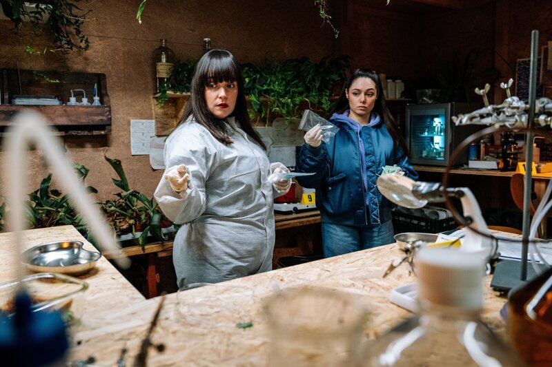 Rechtsmedizinerin Dr. Pilar Westphal (Yulia Yáñez Schmidt, l.) teilt Kommissarin Amira Mahdi (Aylin Ravanyar, r.) mit, dass das Opfer im Labor für Pflanzenforschung vergiftet wurde. – Bild: Martin Rottenkolber /​ ZDF und Martin Rottenkolber