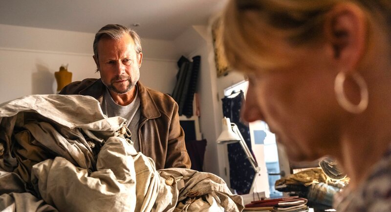 Frank (Hanno Friedrich) setzt Silke (Christina Große, re.) unter Druck. – Bild: ARD Degeto Film/​Martin Rottenkolber