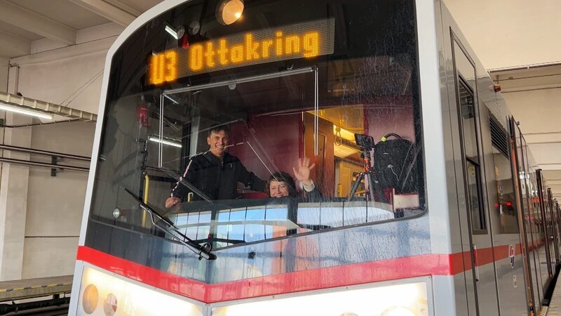 Esther und U-Bahnfahrer Robert. – Bild: ORF