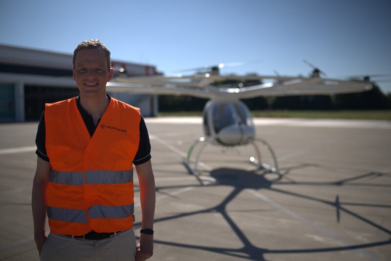 „Volocopter Technologies“ ist ein deutsches Luftfahrtunternehmen, das sich auf die Entwicklung von elektrisch angetriebenen, senkrechtstartenden Flugtaxis und Lastendrohnen spezialisiert hat. – Bild: ZDF und Spiegel TV