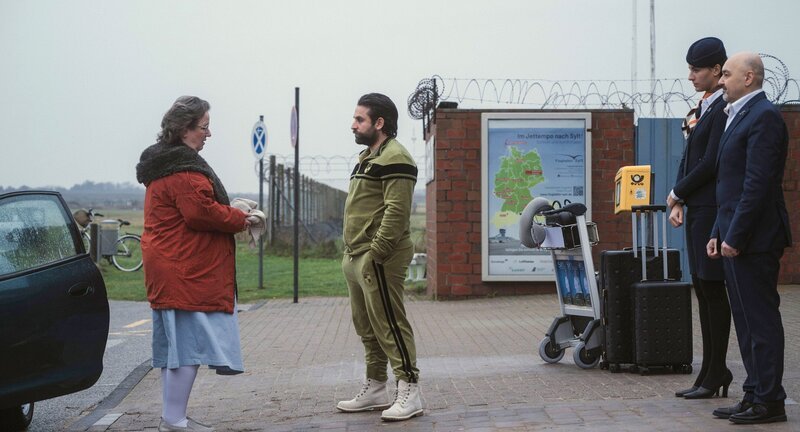 Im Bild: Fast wie eine Mutter: Frau Demski (Ute Böhnke, li.) verabschiedet ihren Lieblingspatienten Cyrus (Arman Kashani, Mitte). – Bild: ARD Degeto Film/​hr/​Radio Bremen/​Kleine Brüder GmbH/​Ostkreuz/​Tobias Kruse