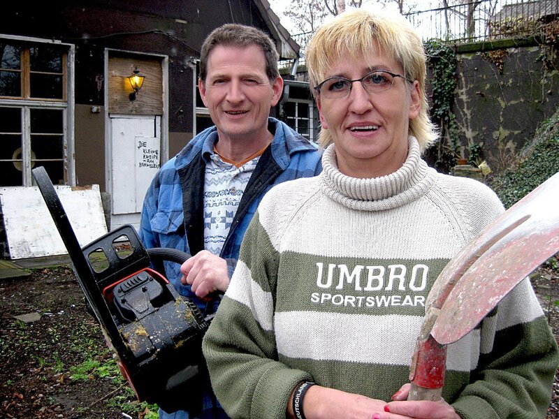 Die nächste Hiobsbotschaft für die beiden Bahnhofsbesitzer Mario und Tina stellt sich ein: Das Dach ist undicht – ausgerechnet im Winter! – Bild: TVNOW /​ Tokee bros. /​ Bahnhof Duisburg