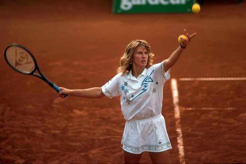 Steffi Graf dominiert in den 80er-Jahren die Weltspitze im Frauentennis wie kaum eine andere Athletin und löst in Deutschland einen Tennisboom aus. – Bild: ZDF und ZDF/​IMAGO