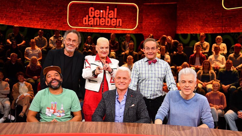 v.li.n.re.: Simon Pearce, Hugo Egon Balder, Hella von Sinnen, Guido Cantz, Wigald Boning und Michael Mittermeier – Bild: RTLZWEI /​ Julia Feldhagen
