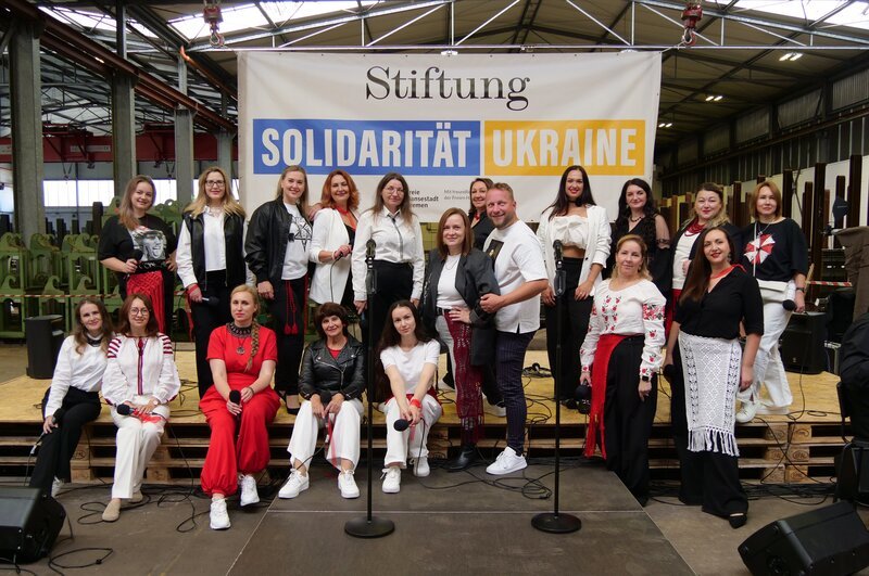 Yana und Falko haben gemeinsam den ukrainischen Chor Gloria UA gegründet, welcher ukrainischen Frauen ein Gefühl von Zugehörigkeit in der Ferne bieten soll. Gemeinsam treten sie deutschlandweit auf. – Bild: René Klaus /​ ZDF und René Klaus