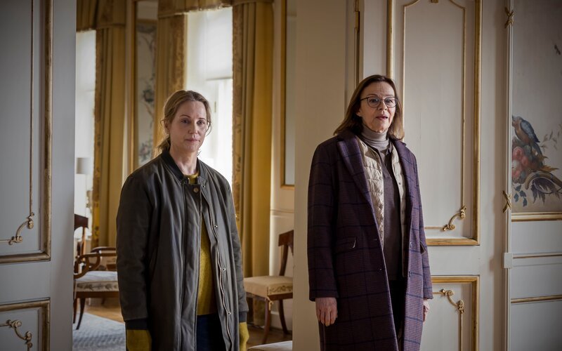 Iris (Sofia Helin, l.) und Kerstin (Kajsa Ernst, r.) erscheinen auf Gut Jacobsholm, um einen Verdächtigen vorläufig festzunehmen. – Bild: ZDF und Carolina Romare