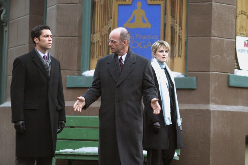 Lt. John Stillman (John Finn, M.) erzählt Det. Scott Valens (Danny Pino, l.) und Det. Lilly Rush (Kathryn Morris, r.), was er bereits damals über den Mord an dem achtjährigen Jungen herausgefunden hat. – Bild: Warner Bros. Television