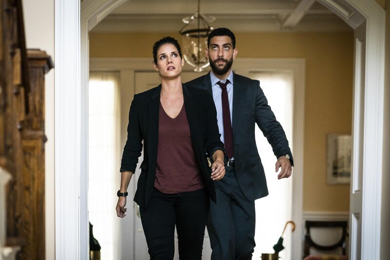 Maggie Bell (Missy Peregrym, l.); Omar Adom Zidan (Zeeko Zaki, r.) – Bild: CBS Broadcasting, Inc. All Rights Reserved /​ Michael Parmelee