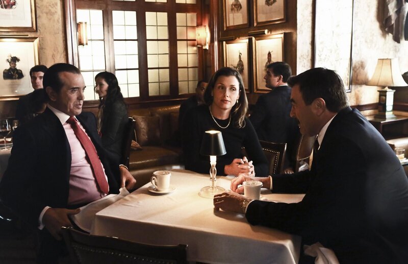 Nicht nur Erin (Bridget Moynahan, M.) ist schockiert, als sich ihr Vater Frank (Tom Selleck, r.) mit dem Mafia-Anwalt Angelo Gallo (Chazz Palminteri, l.) trifft&nbsp;… – Bild: © 2012 CBS Broadcasting Inc.  /​ Giovanni Rufino /​ Giovanni Rufino