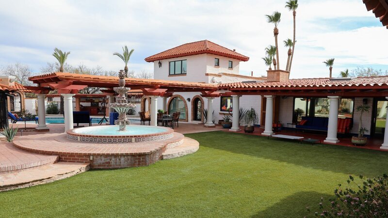 Außenbrunnen in „House of Secrets“, zu sehen bei „Zillow Gone Wild“, Staffel 2. – Bild: Warner Bros. Discovery