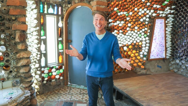 Host Jack McBrayer smiling in foyer of Bottled Up, as seen on Zillow Gone Wild, Season 2. – Bild: Warner Bros. Discovery