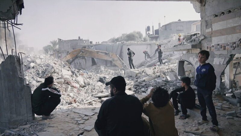 In den Trümmern von Gaza suchen tausende Menschen bis heute im Krieg vermisste Familienmitglieder. – Bild: ORF/​ARTE G.E.I.E.