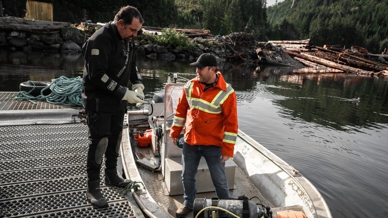 In the Pacific Northwest, Jared Douglas helps Diver Mike Dougan load his gear into a boat. – Bild: Warner Bros. Discovery