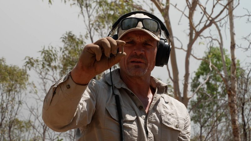 Andreas Macherey finds a live cartridge while searching for gold in Australia.,, – Bild: Warner Bros. Discovery /​ Thomas Danebrock