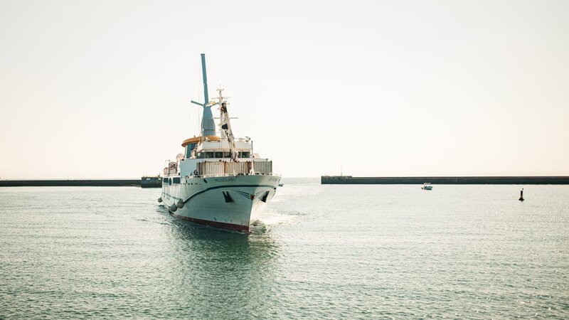 Ferry „Helgoland“ – Bild: Warner Bros. Discovery /​ Luca Krieger