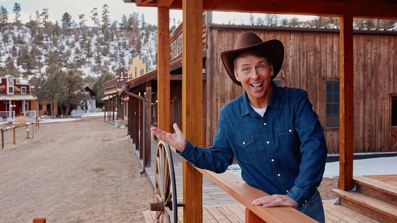 Host Jack McBrayer reacting to the exterior of the Wild West Town, as seen on Zillow Gone Wild, Season 2. – Bild: Warner Bros. Discovery /​ Stephen Cardinale