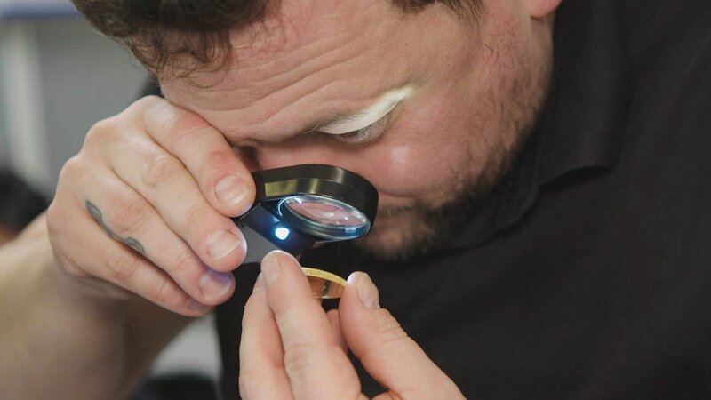 Alex checking a gold coin – Bild: Warner Bros. Discovery /​ Philipp KÃ¼pper