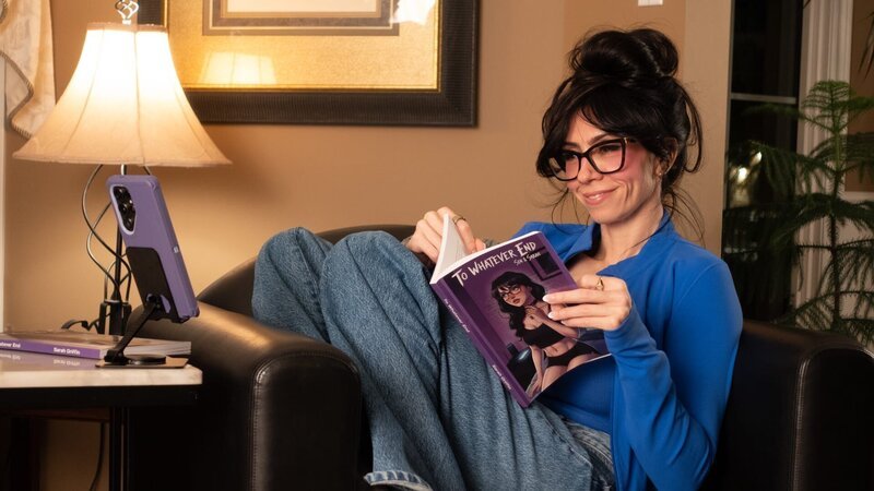Sarah sitting in her living room reading a book – Bild: TLC (DEUT)