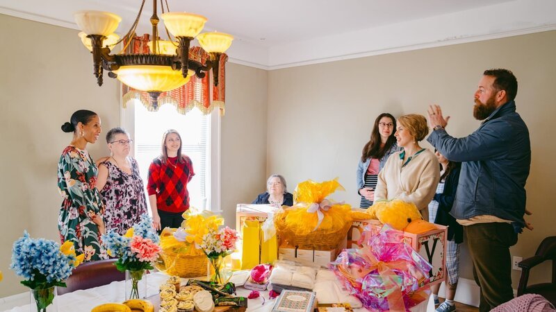 Ben and Erin Napier surprise, Aisha Alayande with Corrine Adams, Monica O’ Neill, Barbara Moore, Sarah Morris, and Samantha Bentley in Sebring, FL, as seen on Home Town Takeover, Season 3. – Bild: Warner Bros. Discovery /​ Melody Timothee
