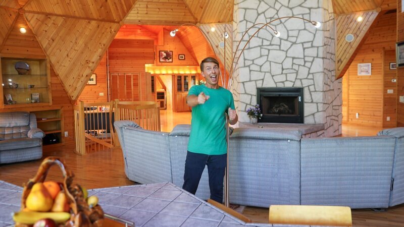 Host Jack McBrayer pointing at Camera in Dome Sweet Dome, as seen on Zillow Gone Wild, Season 2. – Bild: Warner Bros. Discovery