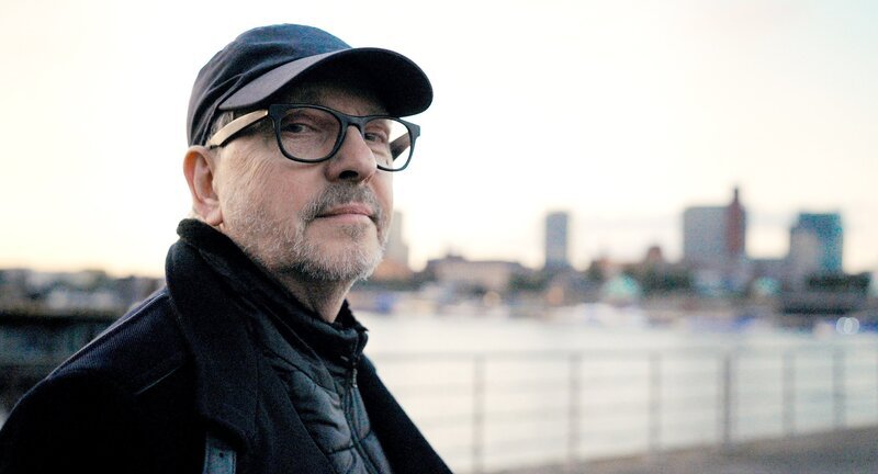 ARD/​NDR DIE KUNST, OLLI DITTRICH ZU SEIN, am Freitag (20.11.2026) um 22:20&nbsp;Uhr im ERSTEN.  Imbissbuden-Philosoph, Improvisationstalent, Musiker und Meister der Parodie: Künstler Olli Dittrich ist in seiner Karriere in Hunderte Rollen geschlüpft. – Bild: NDR