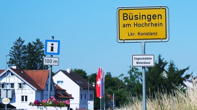 Deutsche Ortstafel, Schweizer Flagge: eine Gemeinde zwischen zwei Nationen. – Bild: 3sat