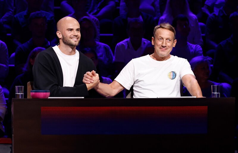 Rateteam-Kapitän Wotan Wilke Möhring (r.) und Speerwerfer und Leichtathlet Julian Weber (l.). – Bild: ARD/​NDR/​UFA SHOW & FACTUAL/​Morris Mac Matzen