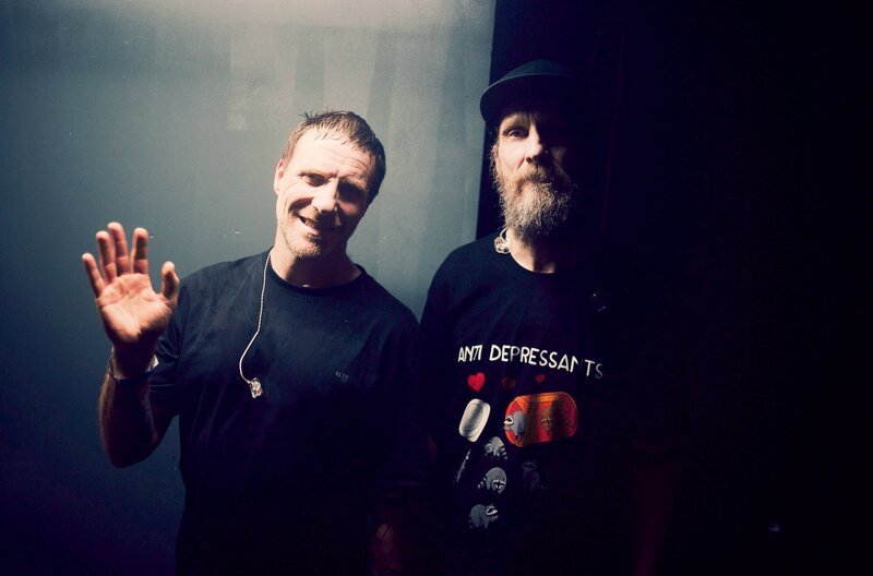 Jason Williamson (li.) und Andrew Fearn (re.). – Bild: ARTE F /​ Cha Gonzalez