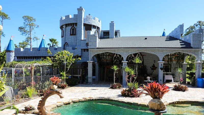 Swimming Pool at Camelot, as seen on Zillow Gone Wild, Season 2. – Bild: Warner Bros. Discovery