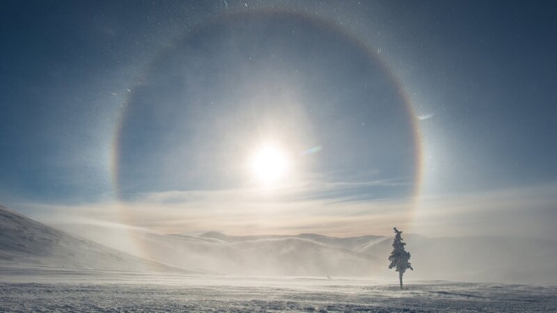 Ein wunderschöner Sonnenhalo durchbricht die stählerne Stille des alaskischen Winters. – Bild: 3sat
