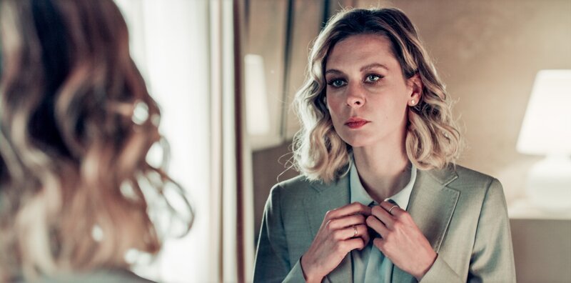 Die Staatsanwältin Eva Kofler (Elena Radonicich) fühlt sich allein auf verlorenem Posten. – Bild: ORF/​Beta Film/​Cross Productions/​Rai Fiction