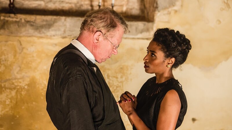Father Brown (Mark Williams) und Lisandra Flambeau (Sara Martins) – Bild: AXN White