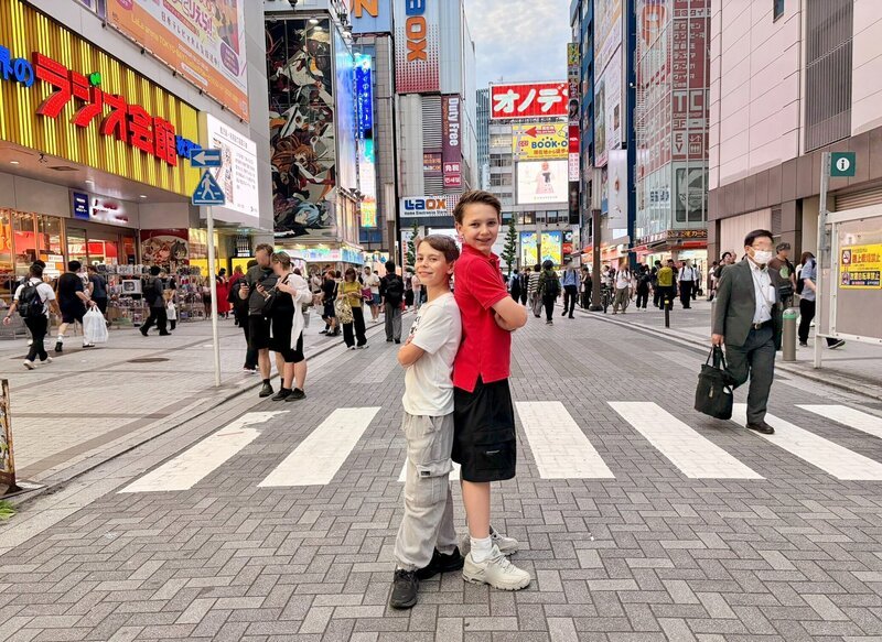 Gucki & Benni in Tokio. – Bild: ORF/​Mabon Film