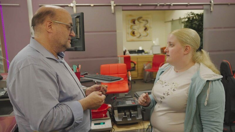 Niklas and Angelina with gold coin – Bild: Warner Bros. Discovery /​ Philipp KÃ¼pper