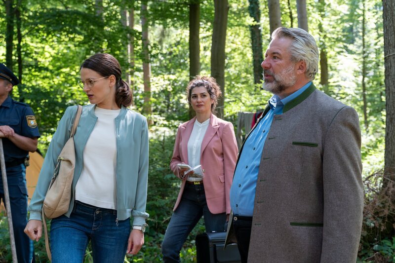 Die Kommissare Beck (Michaela Weingartner, l.) und Stadler (Dieter Fischer, r.) verschaffen sich im Beisein von Rechtsmedizinerin Dimos (Anastasia Papadopoulou, M.) ein Bild vom Tatort. – Bild: ORF/​ZDF/​Linda Gschwentner