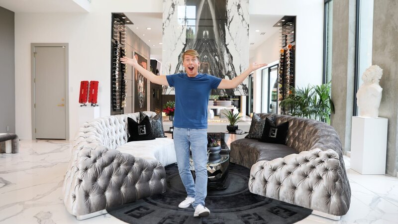 Host Jack McBrayer looking surprised inside Neon Dream, as seen on Zillow Gone Wild, Season 2. – Bild: Warner Bros. Discovery