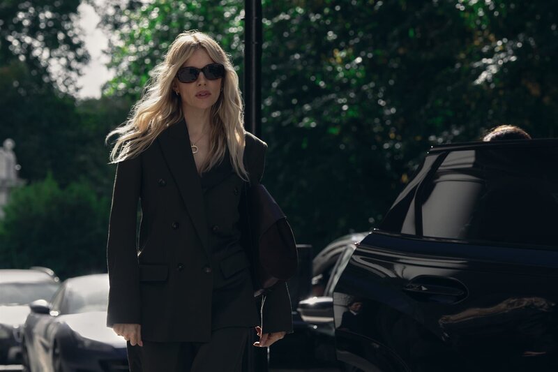 Carla Duval (Sienna Miller) – Bild: Miya Mizuno/​Sky/​HBO