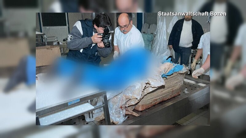 Ein Torso im Karton, entsorgt am Brenner. Die Identität bleibt jahrelang unklar. 2024 bringt ein DNA-Abgleich Gewissheit – und verbindet den Fund mit drei Morden in Deutschland. – Bild: ZDF