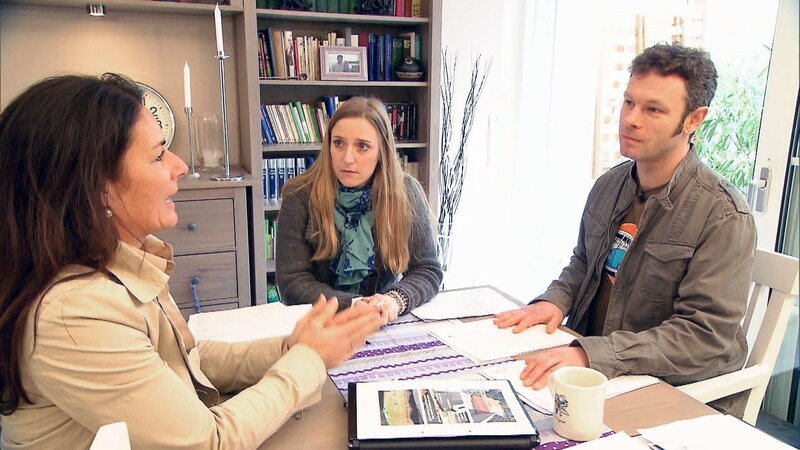 Manuela hinterfragt genau die Hintergründe der Vertragskonstellation. – Bild: RTL II