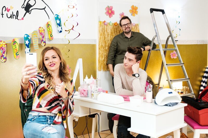 Dirk (Jens Kipper, hinten) bemerkt belustigt, dass Kaan (Moritz Reinisch, r.) auf Danni (Yvonne Pferrer) steht. – Bild: MG RTL D /​ Stefan Behrens