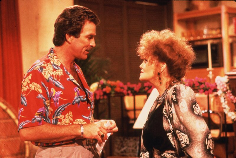 Magnum (Tom Selleck, l.) erwartet eine große Überraschung, als er auf Brenda (Eileen Brennan, r.) trifft. Diese behauptet nämlich, die Mutter von Carol zu sein&nbsp;… – Bild: 1987 Universal City Studios LLLP. All Rights Reserved. Lizenzbild frei