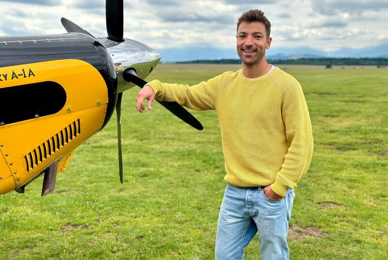 Moderator Ramon Babazadeh unternimmt einen Rundflug über die Hohe Tatra. – Bild: WDR/​Bavaria Entertainment GmbH