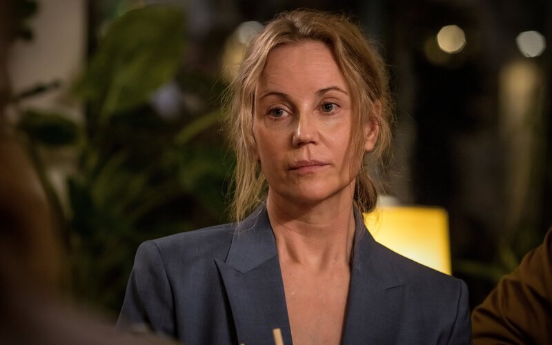 Iris (Sofia Helin) erlebt beim Essen mit Kerstins Familie eine unliebsame Überraschung. – Bild: ZDF und Carolina Romare