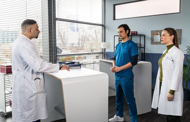 Dr. Matteo Moreau (Mike Adler, l.) wird von seiner Patientin Pfusch vorgeworfen und er ist sauer auf Ivo Maric (Jakob D’Aprile, M.), weil der ihn nicht verteidigt hat. Dr. Julia Berger (Mirka Pigulla, r.) versucht zu schlichten. – Bild: ARD/​Michael Kremer