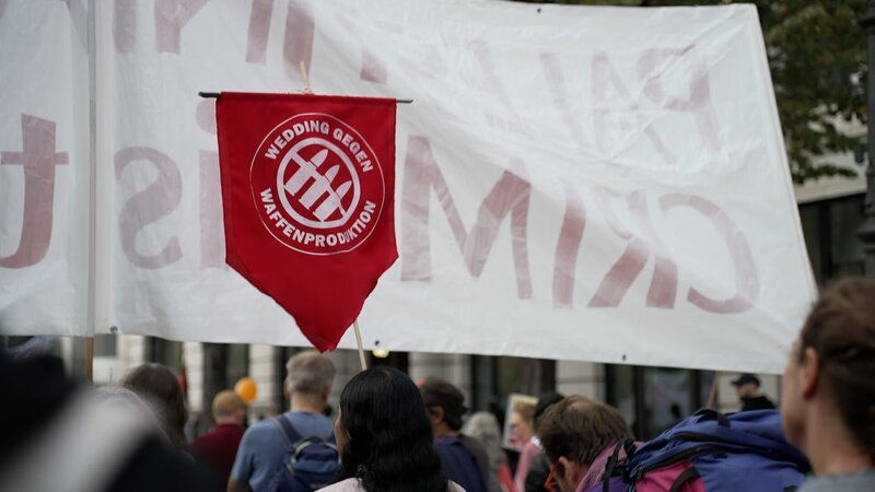 Mit diesem roten Wimpel demonstrieren Anwohner ihre Ablehnung des Rüstungsbetriebs. – Bild: rbb/​Jan Wiese